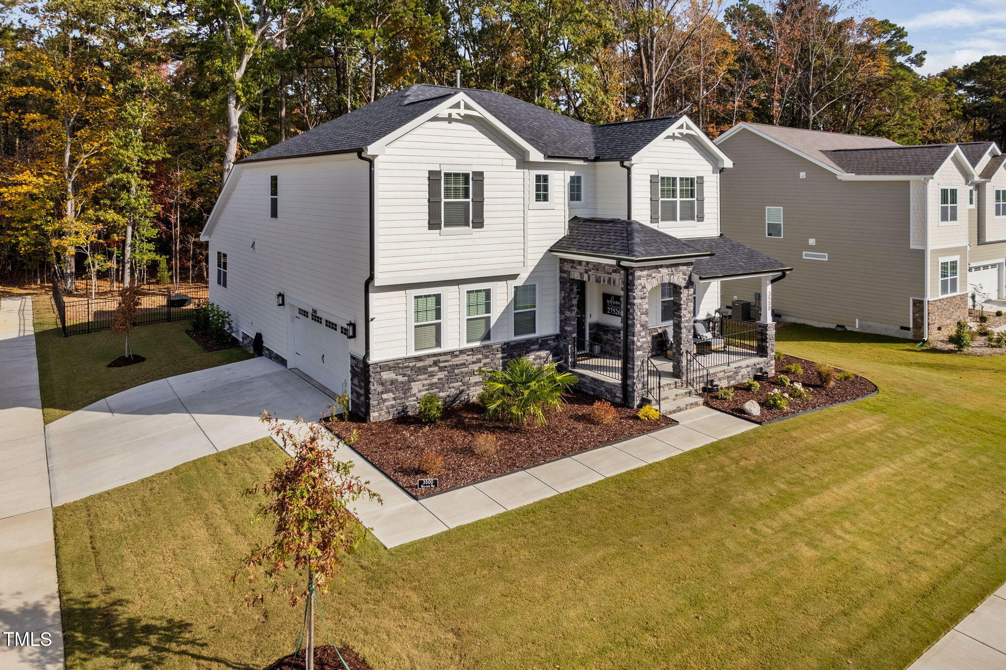 a view of a yard in front of house