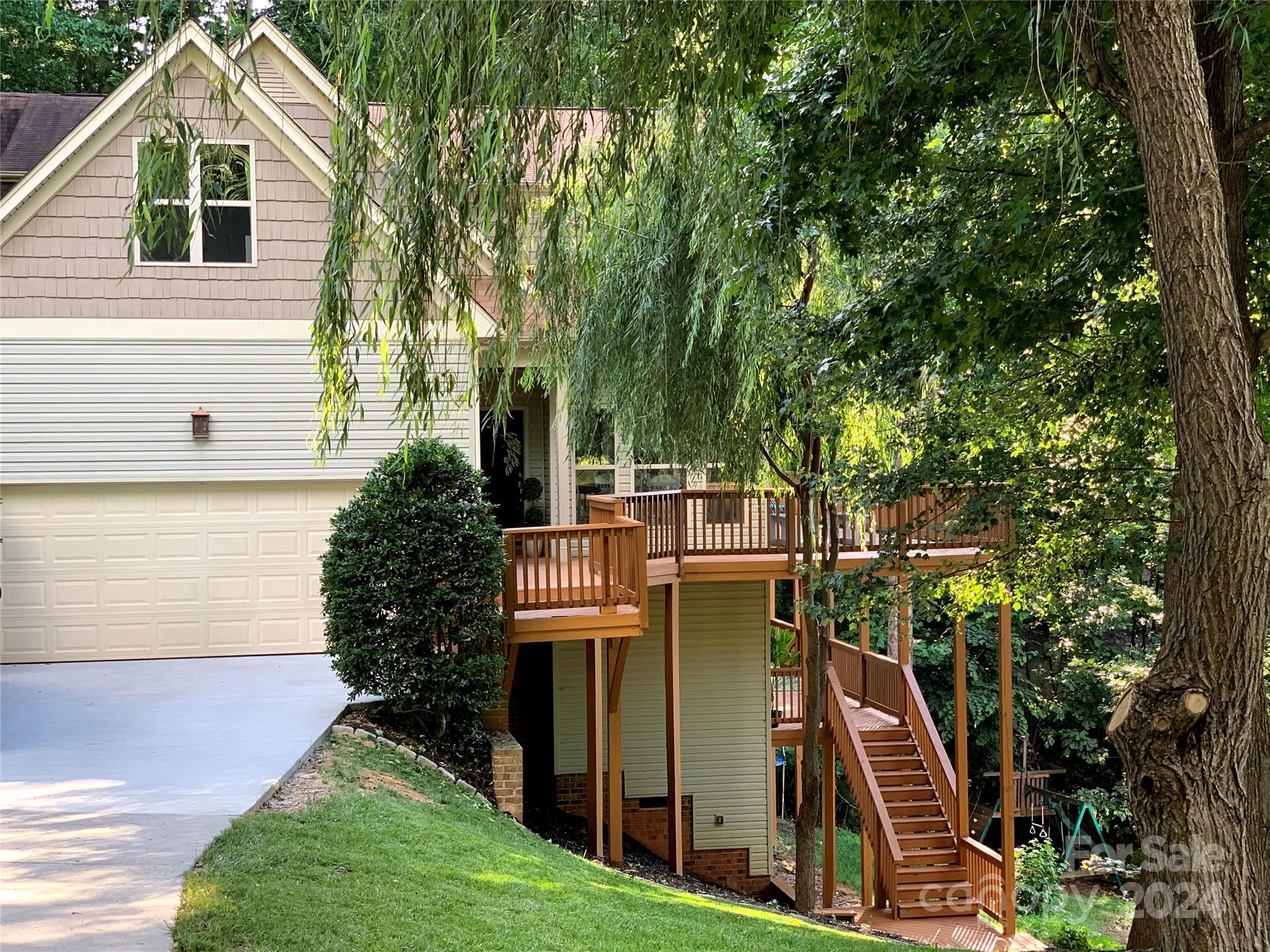 a view of a house with backyard