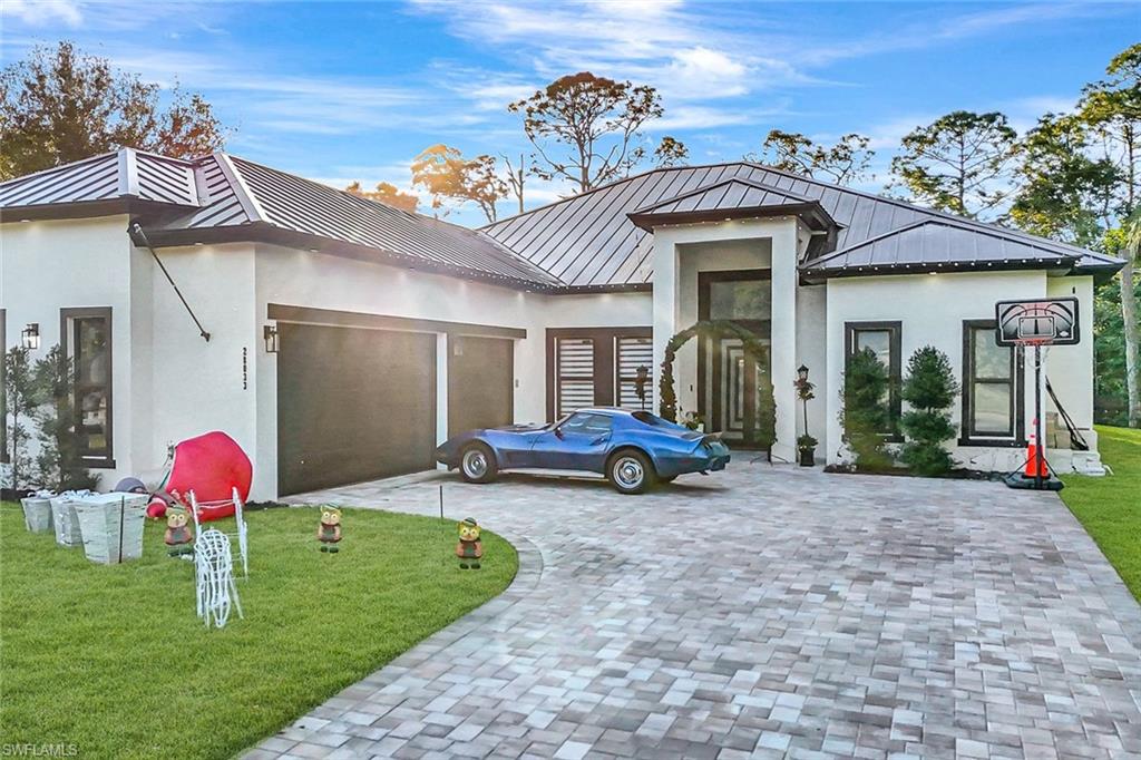 View of front facade with a garage and a front yard