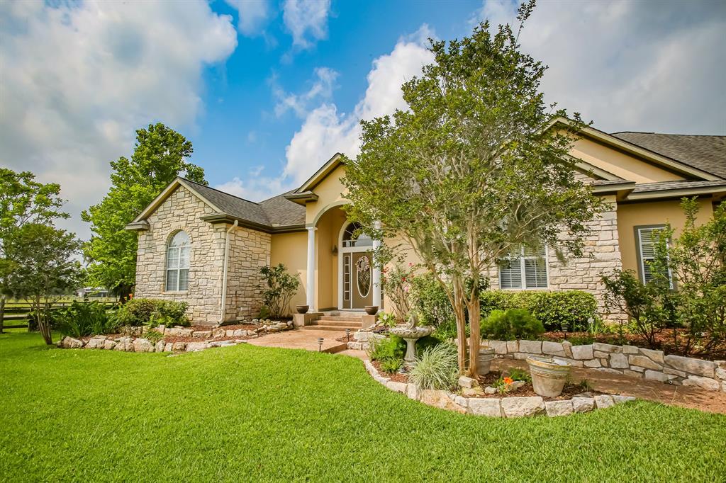 Beautiful Landscape! Stone & Hardie Board Exterior