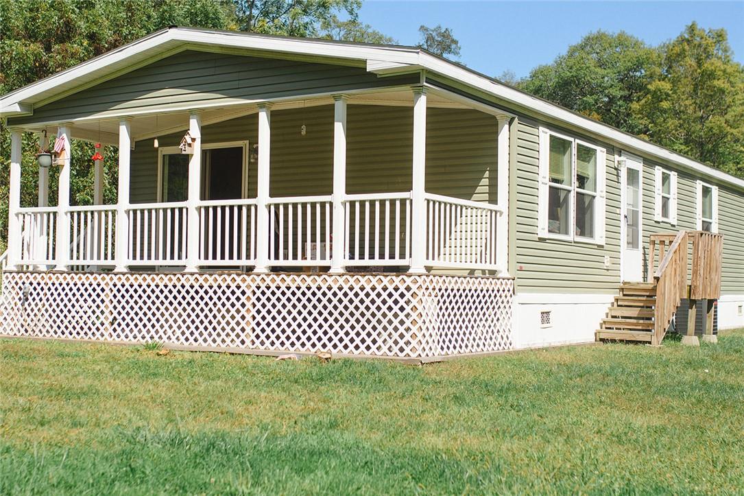 View of front facade featuring a front yard and a porch