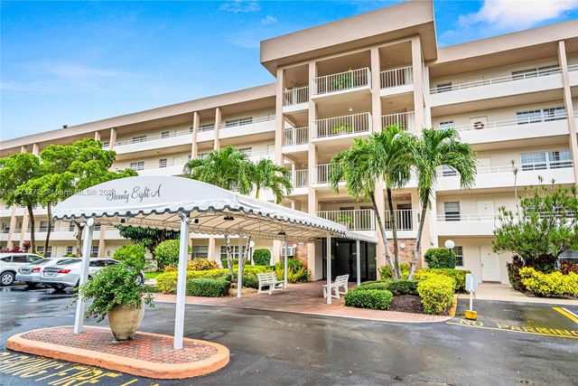 $369,000 | 3970 Oaks Clubhouse Drive, Unit 501 | Palm Aire