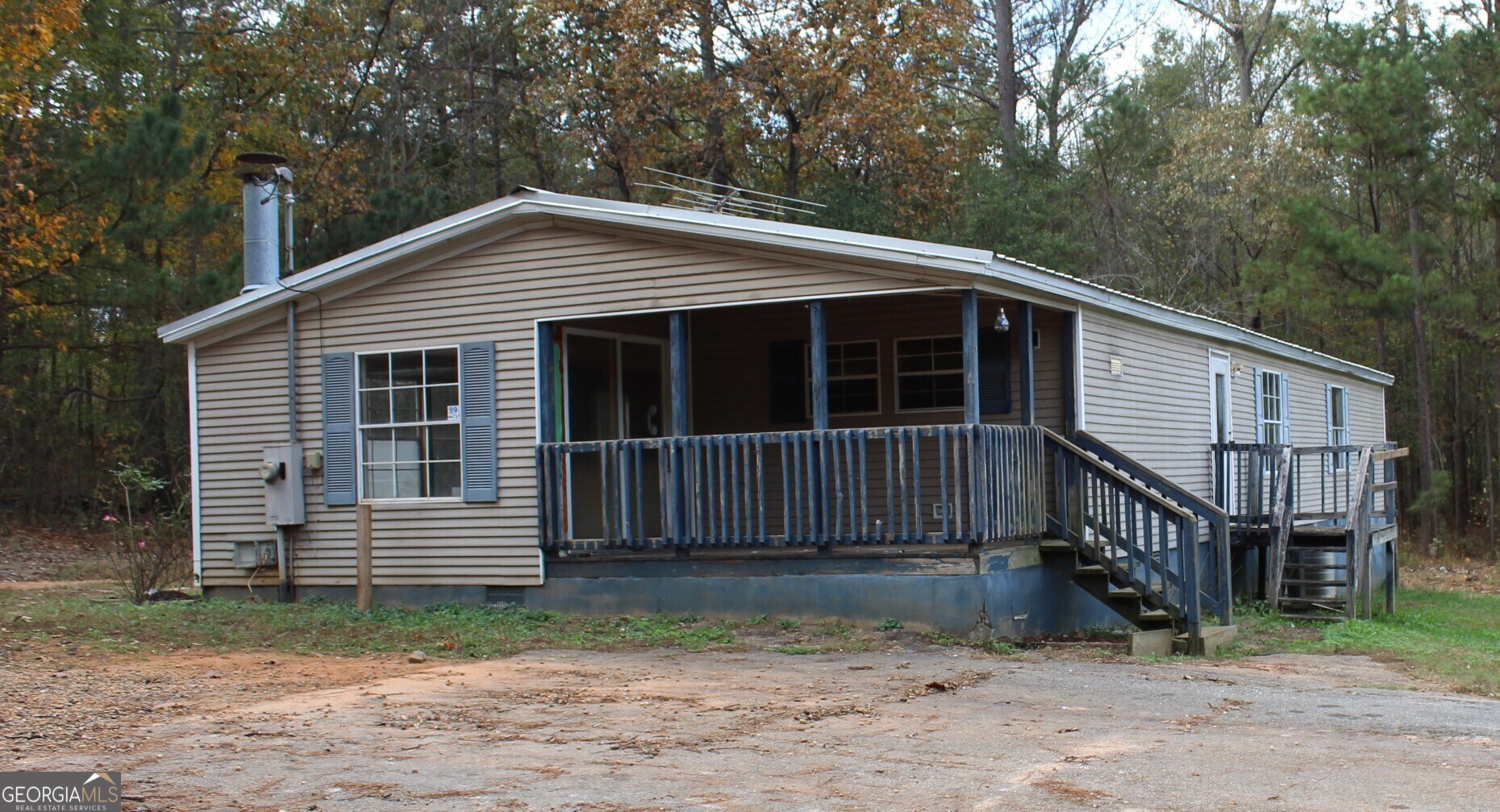 a view of house with a yard