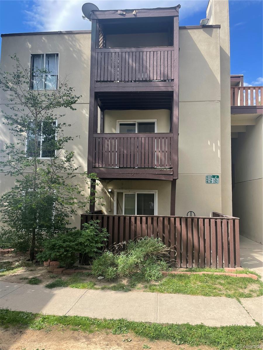 a view of front of a house with a deck