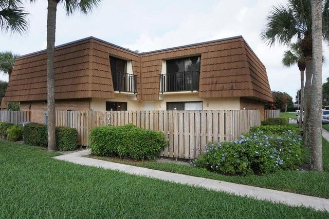 $294,999 | 102 Heritage Way | The Villages of Palm Beach Lakes