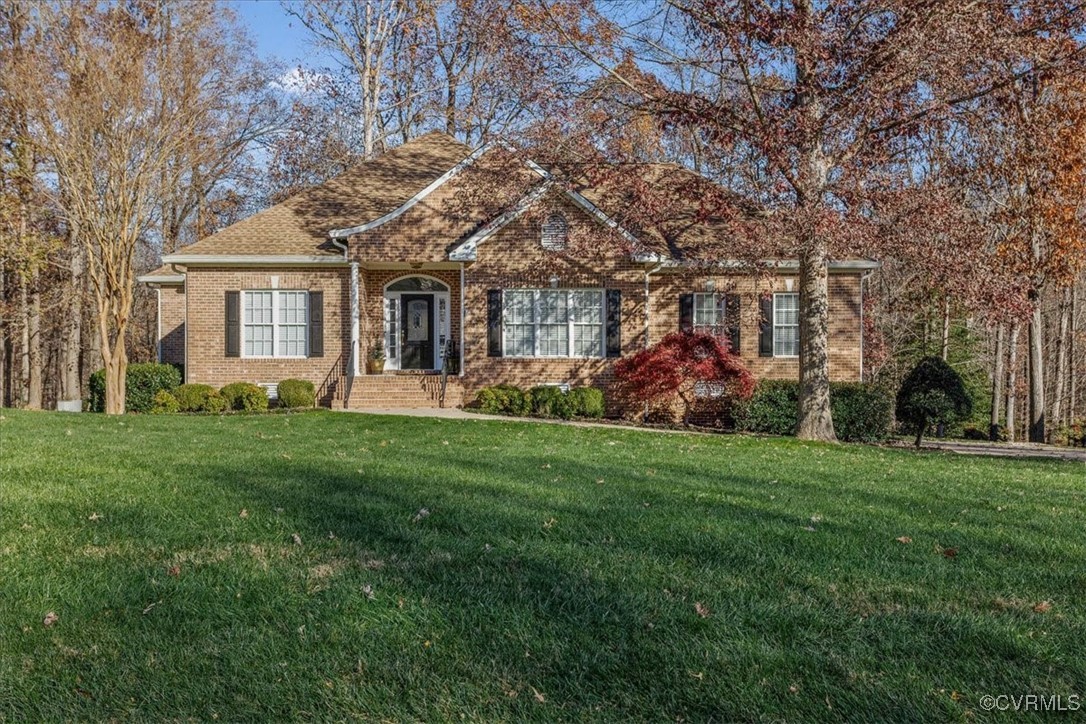 View of front facade with a front lawn