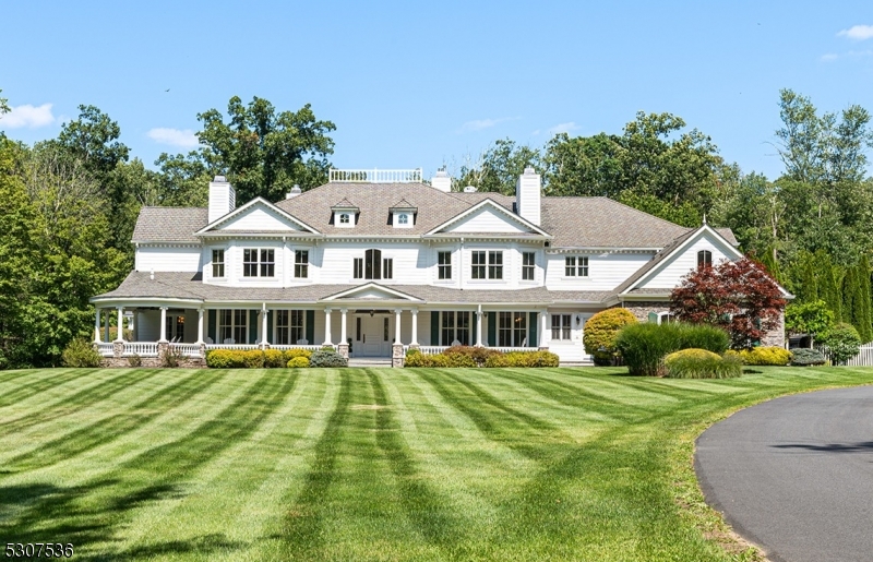 a view of a yard in front of house