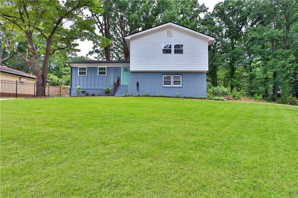 a view of a house with a yard