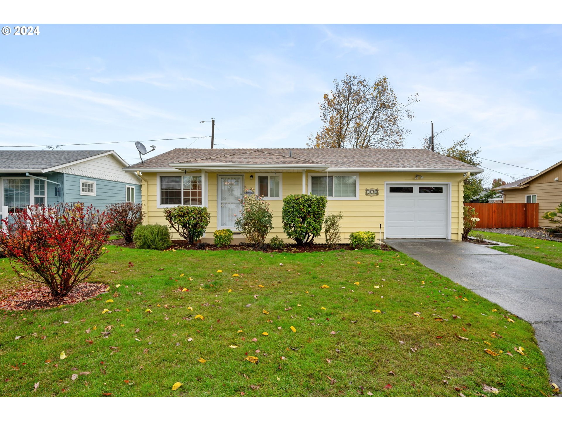 a view of a house with backyard and garden