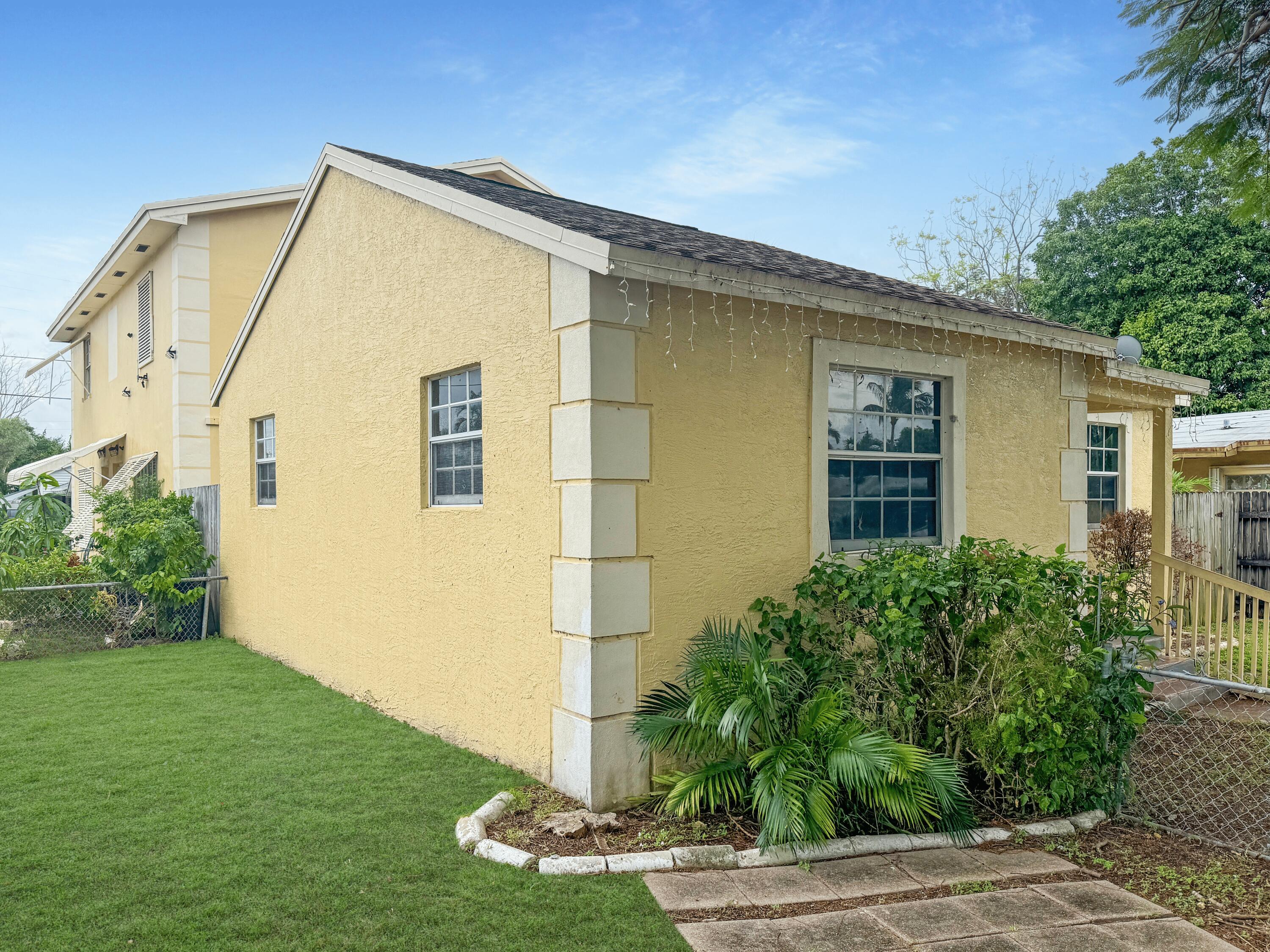 a view of a house with backyard