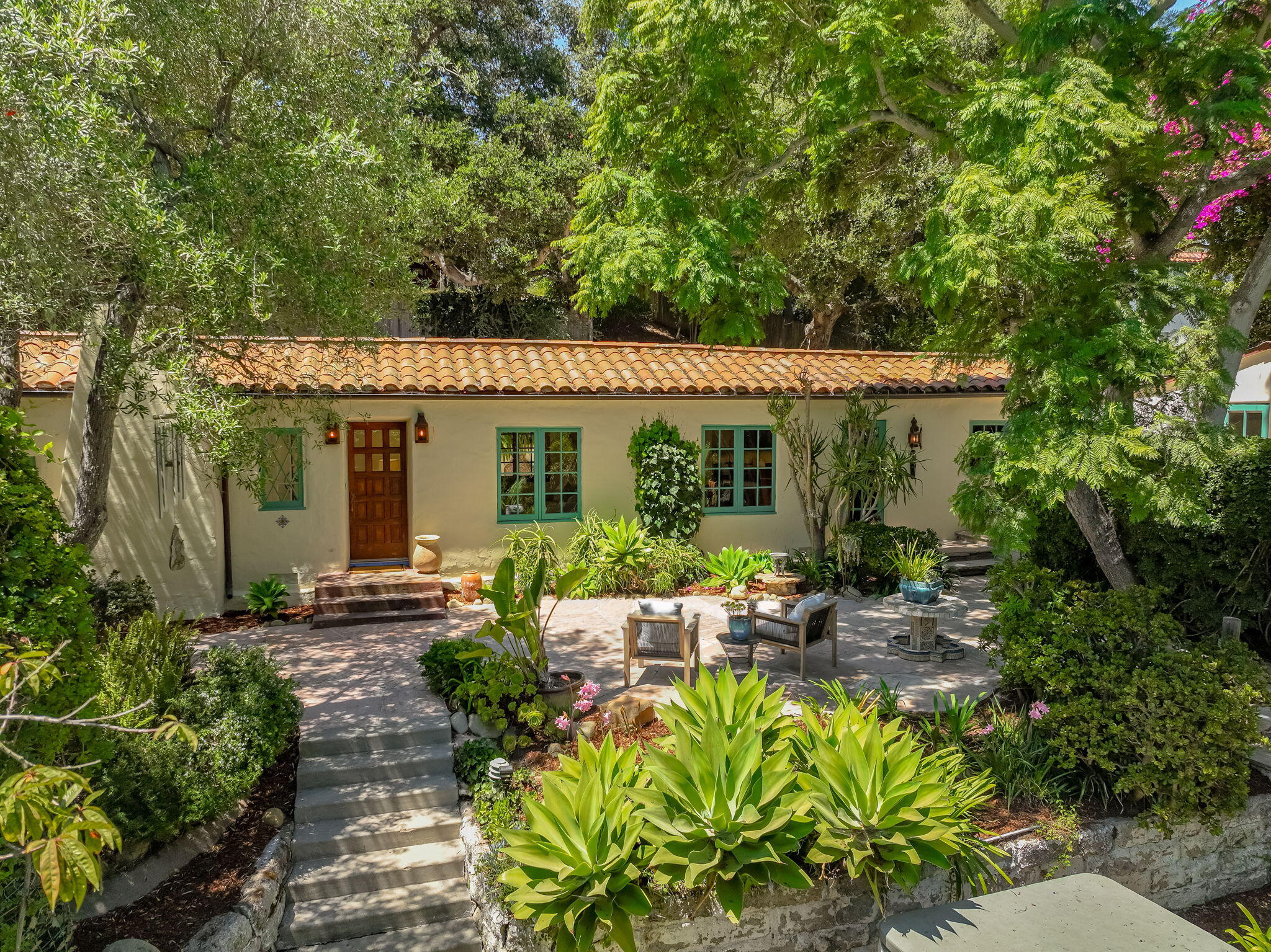 a view of a house with patio outdoor seating