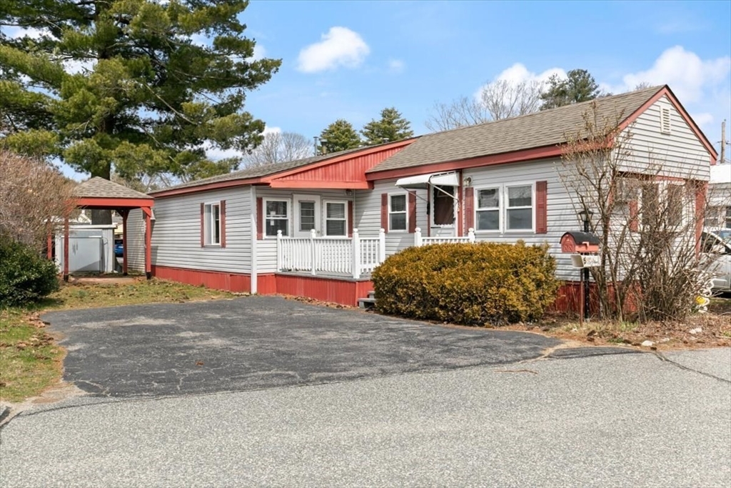 a view of front of a house with a yard