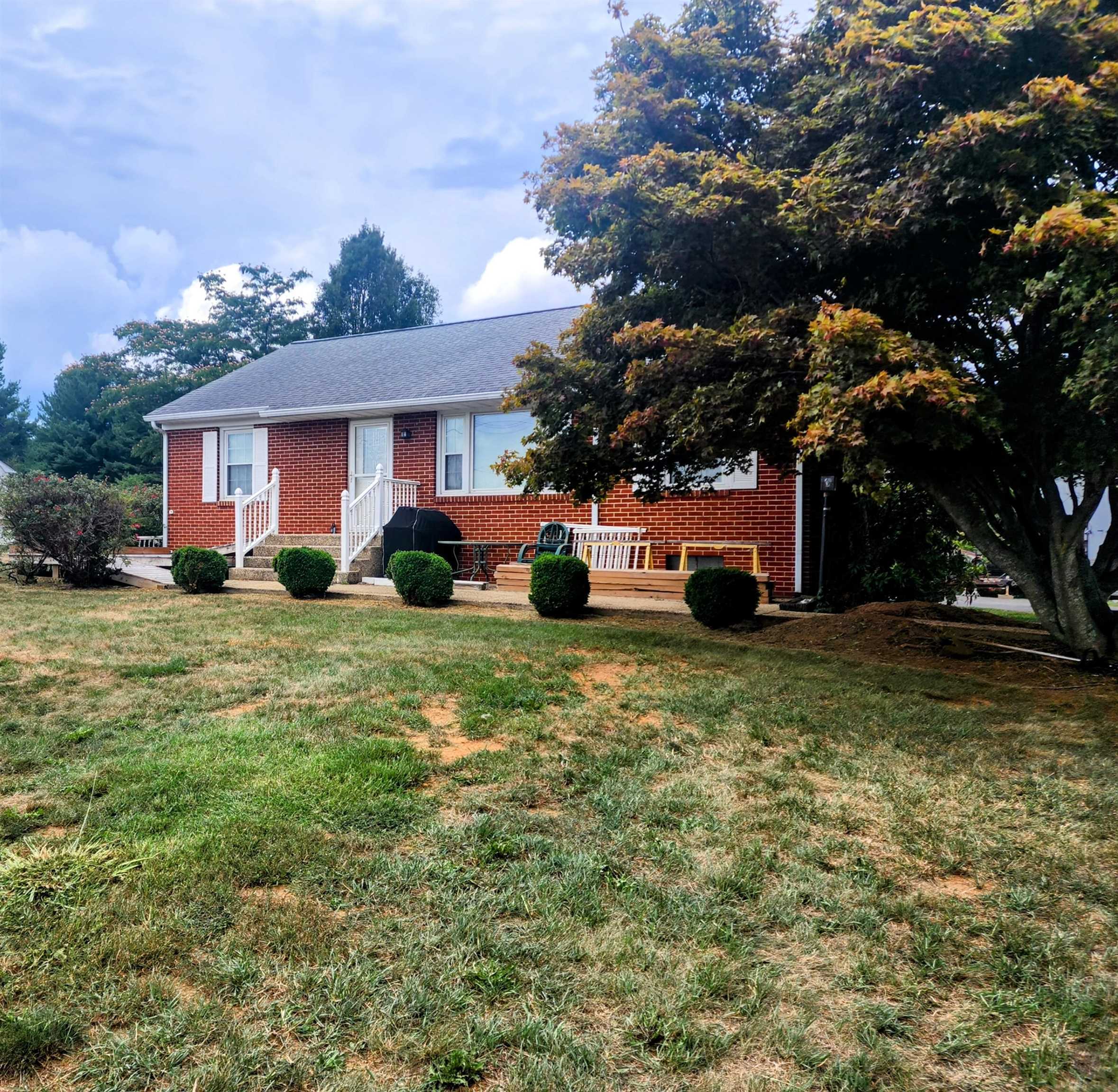 a view of a house with a yard