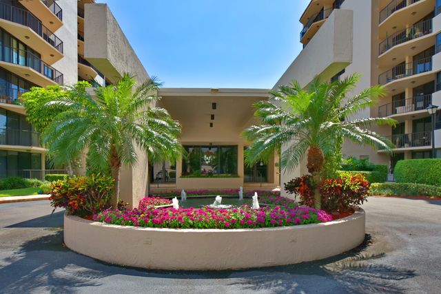 $575,000 | 859 Jeffery Street, Unit 2070 | Northeast Boca Raton