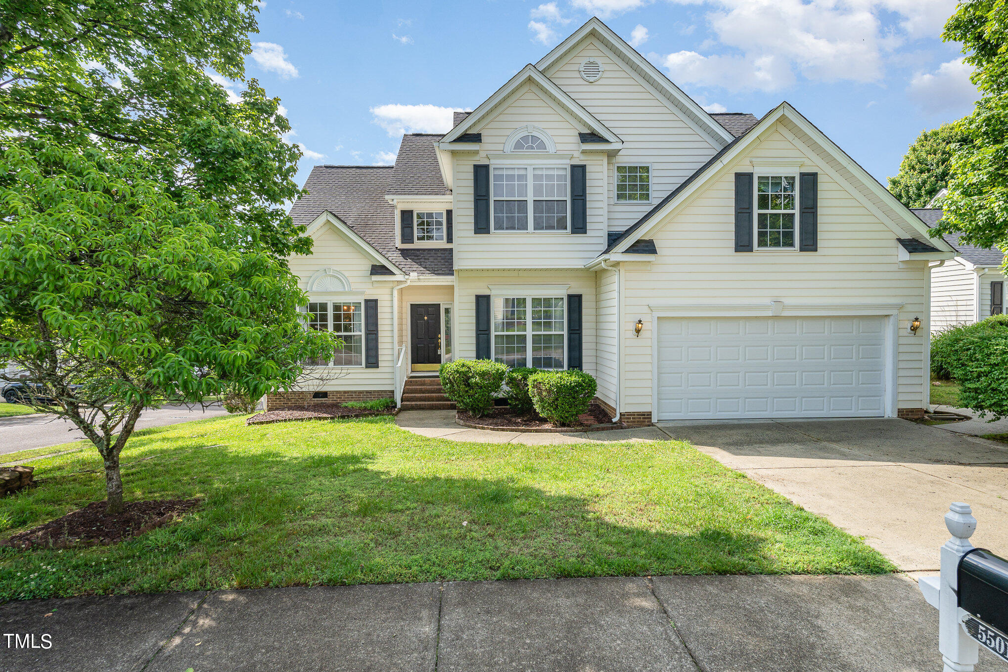 a view of a yard in front of house