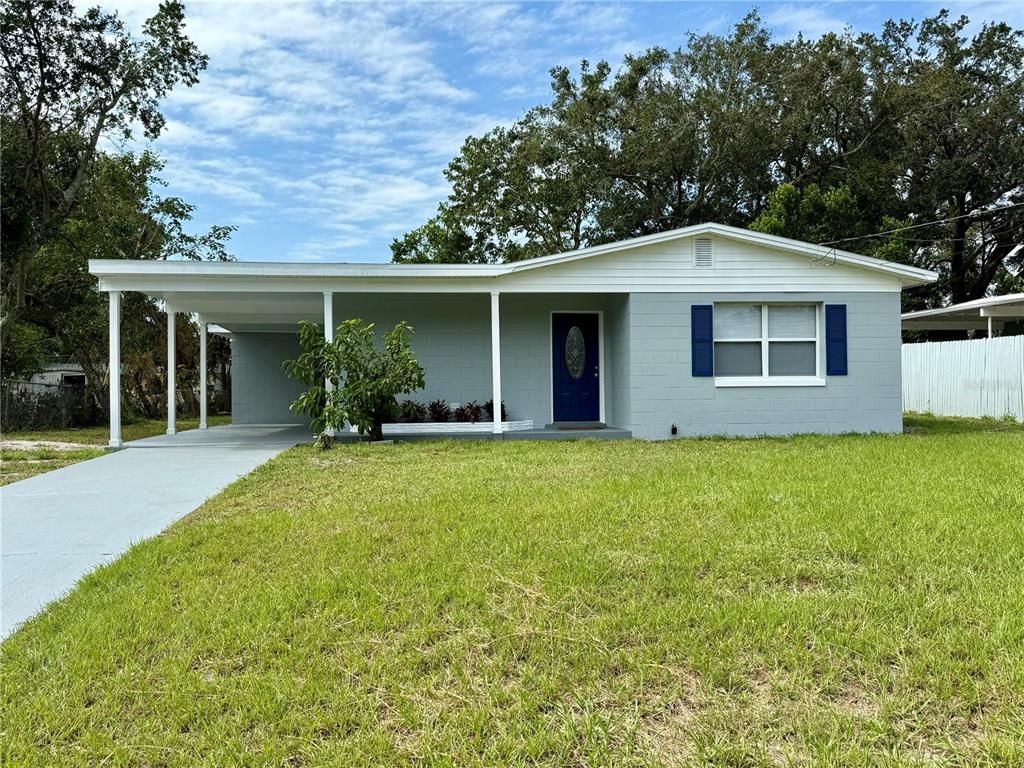 a view of a house with yard and garden