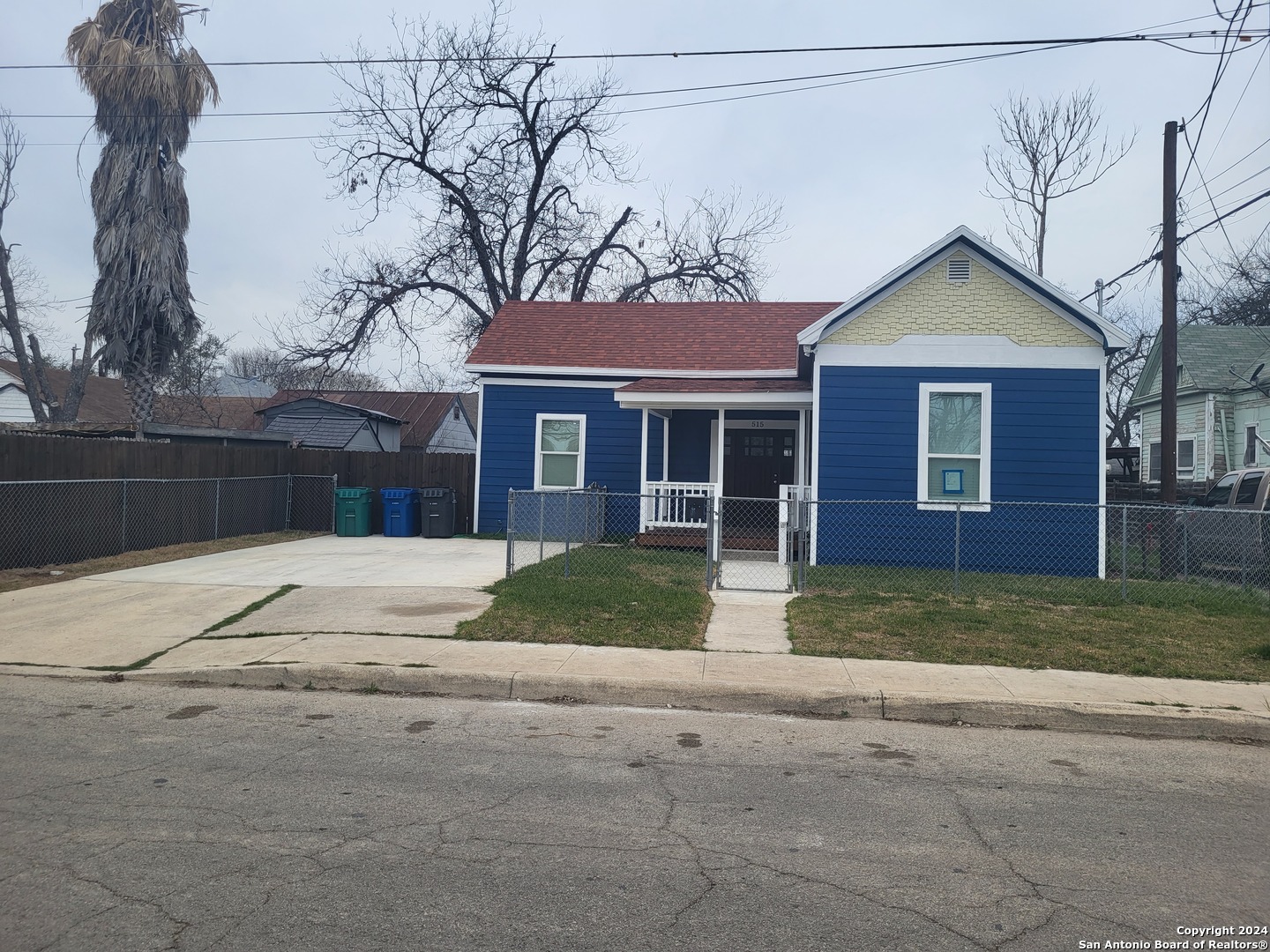 a view of a yard in front of a house