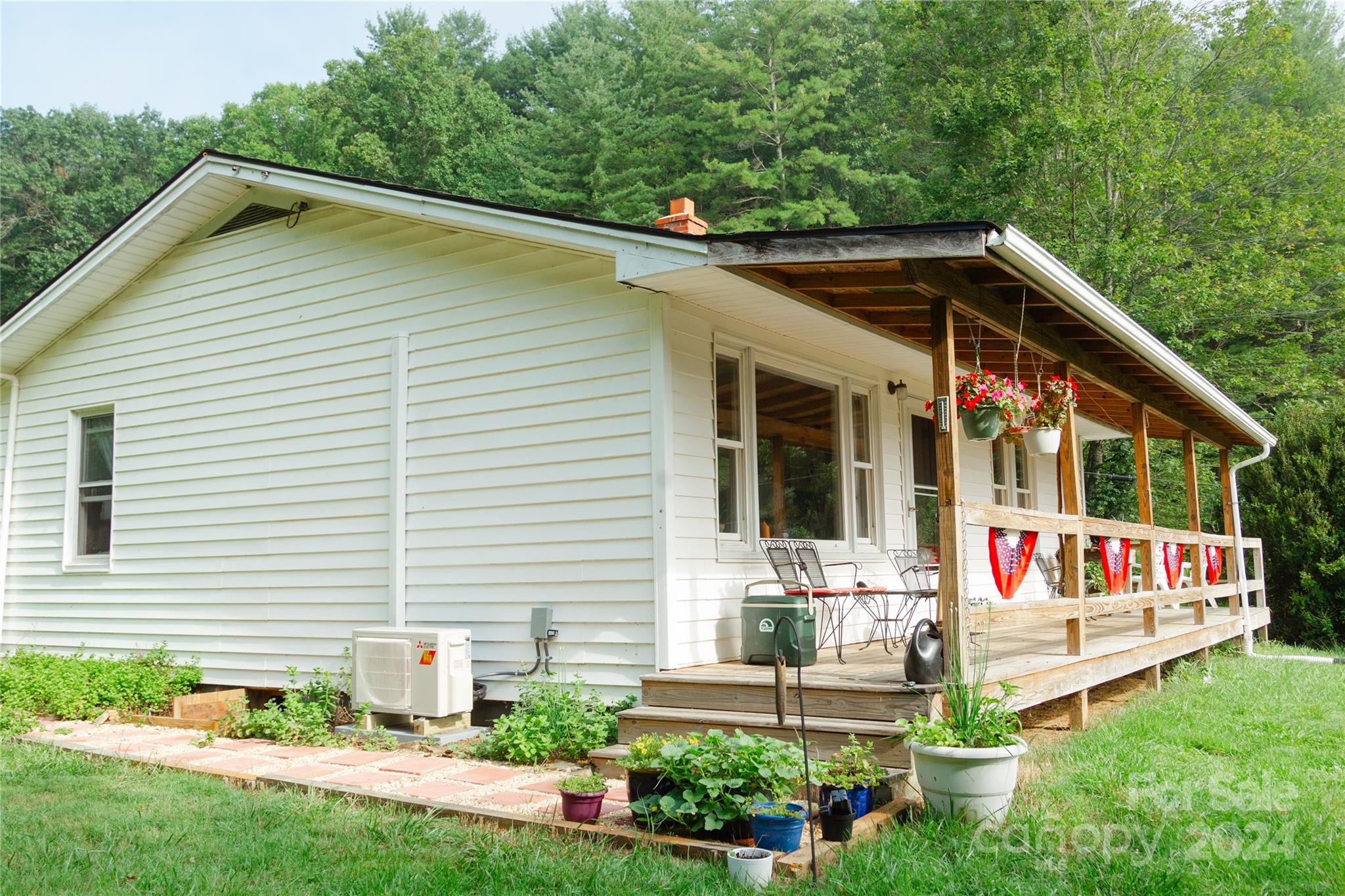 a front view of house with yard