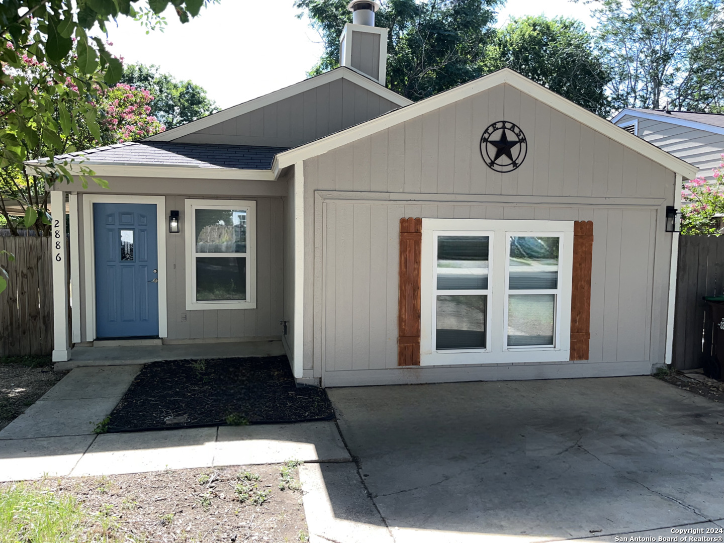 a view of a front of house with a yard