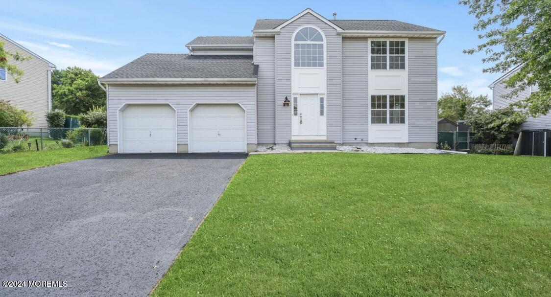 a view of a front of house with a yard