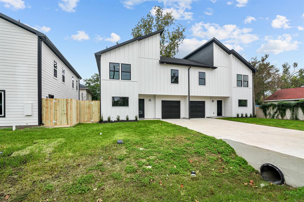 a view of a house with backyard