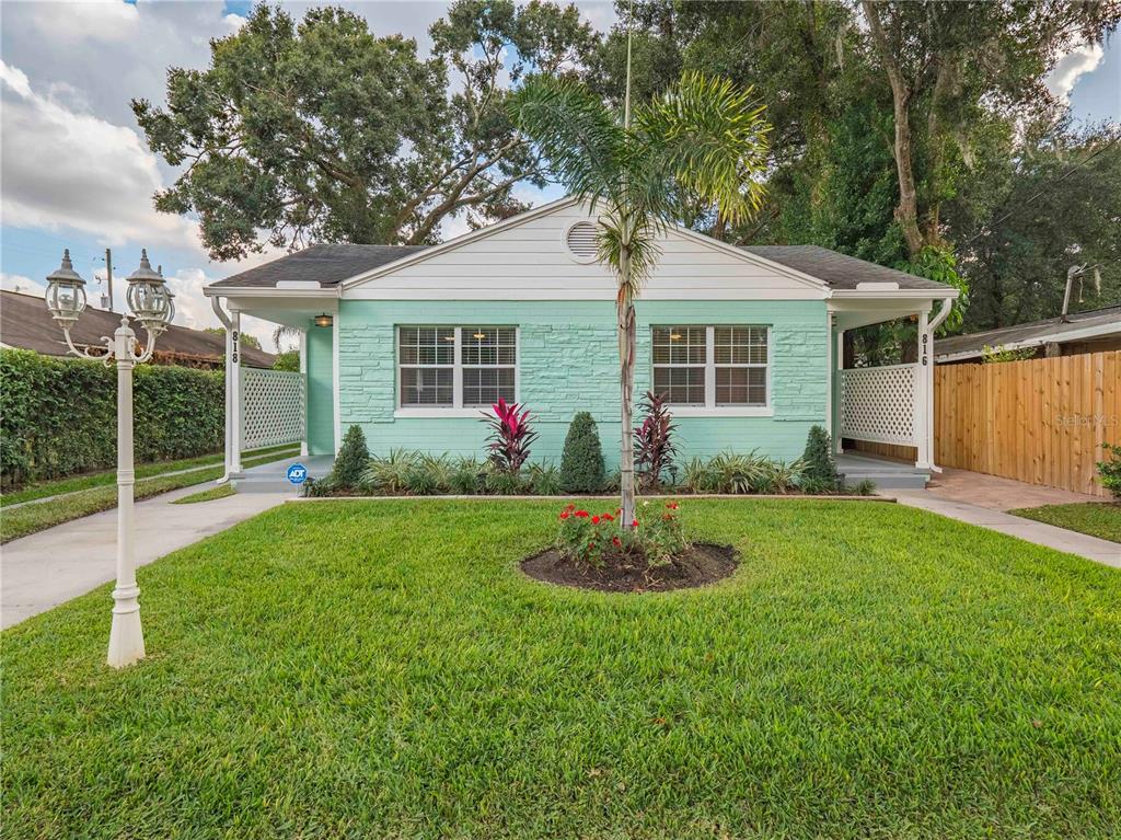 a view of a house with backyard and garden