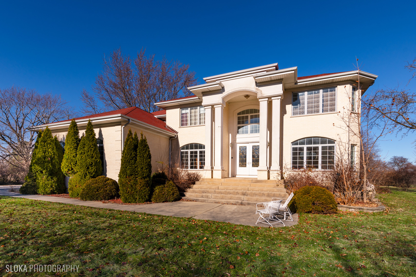 a view of a house with backyard and porch