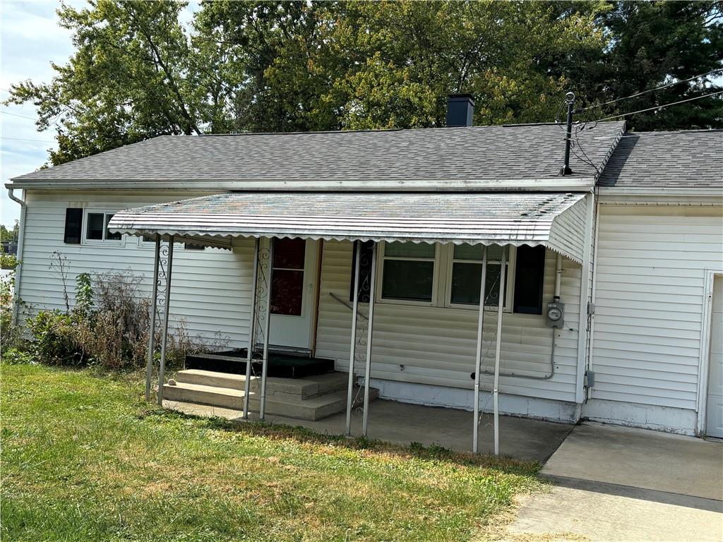 a view of a house with a backyard