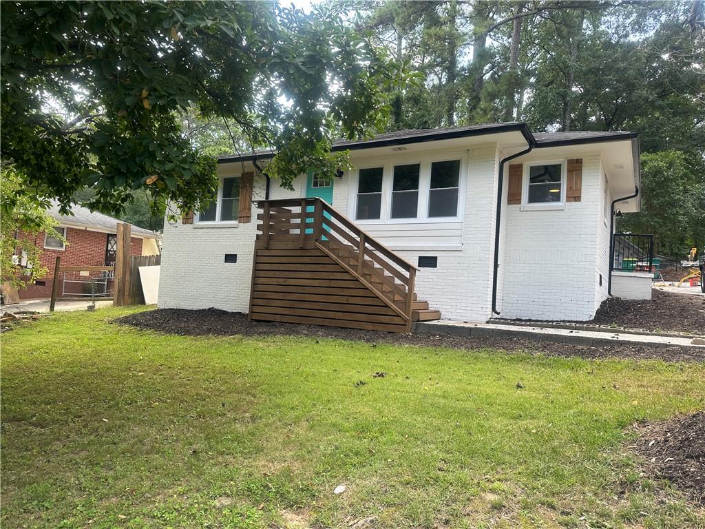 a view of a house with a yard