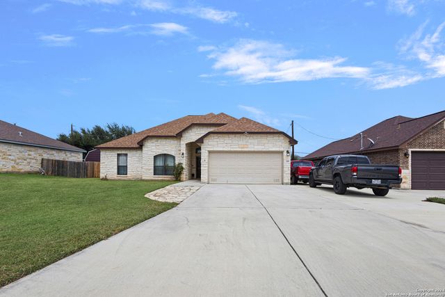 $320,000 | 105 North First Street | Floresville