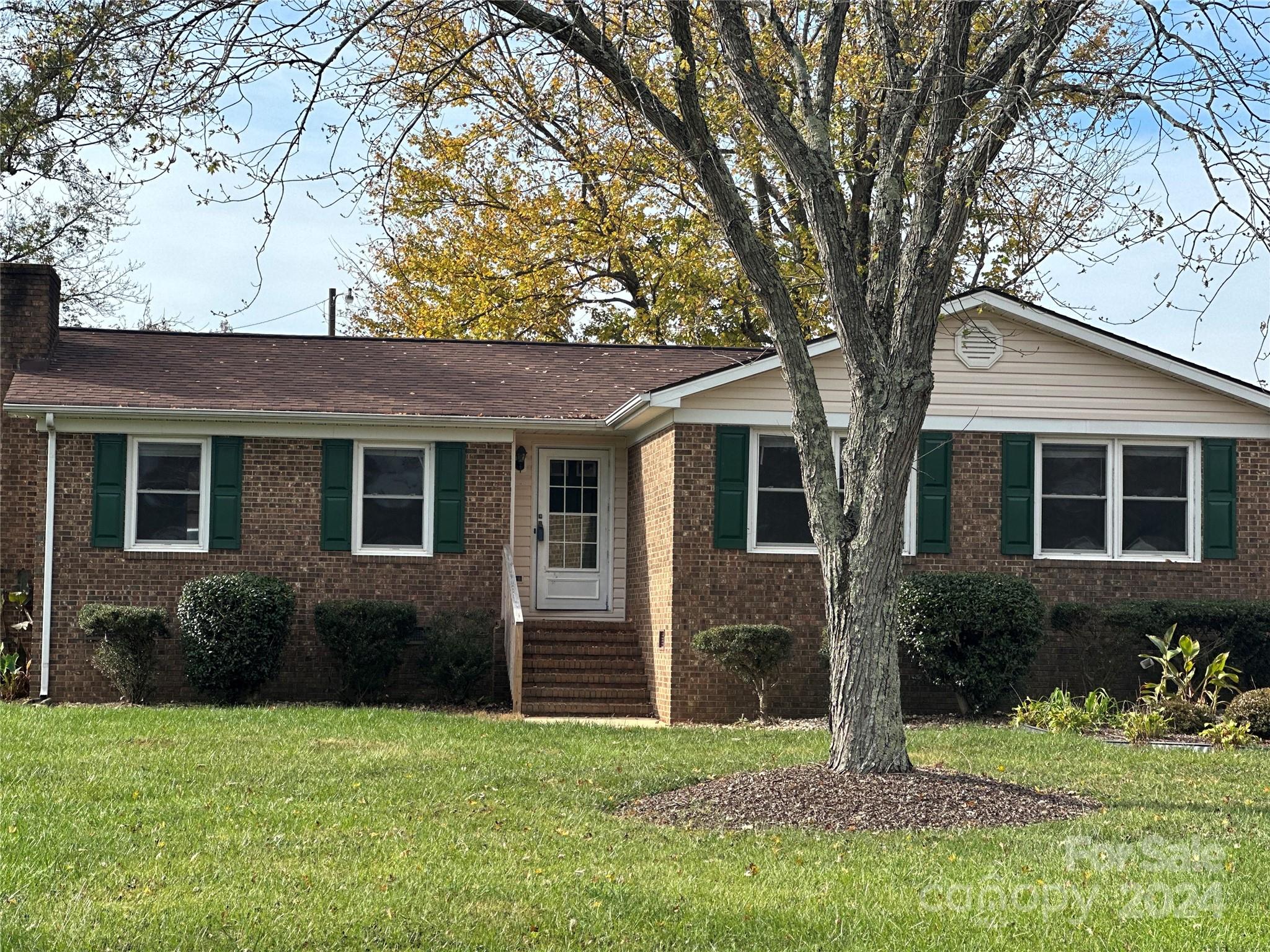 a view of a house with a yard