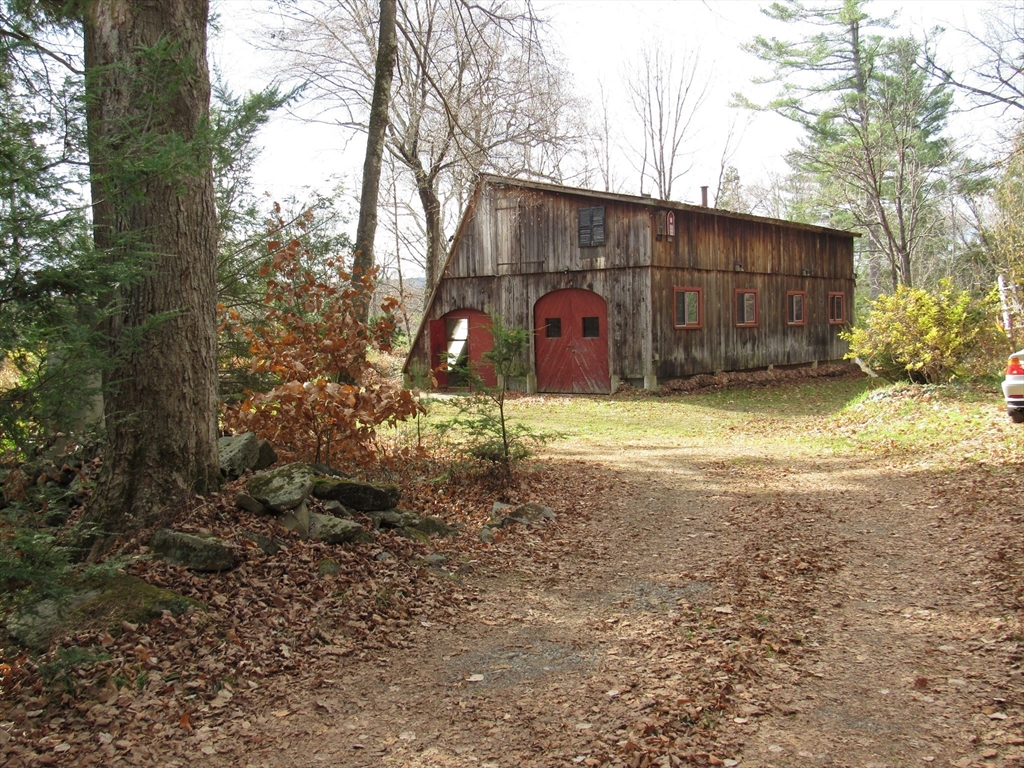 a view of a back yard