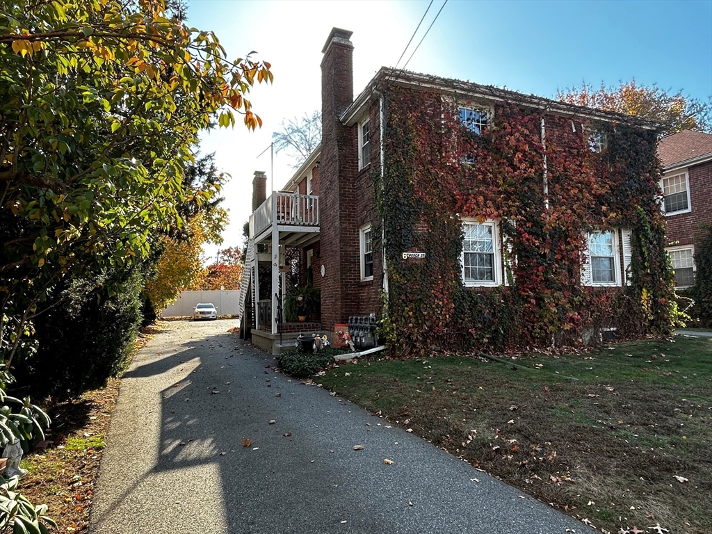 a view of a house with a yard