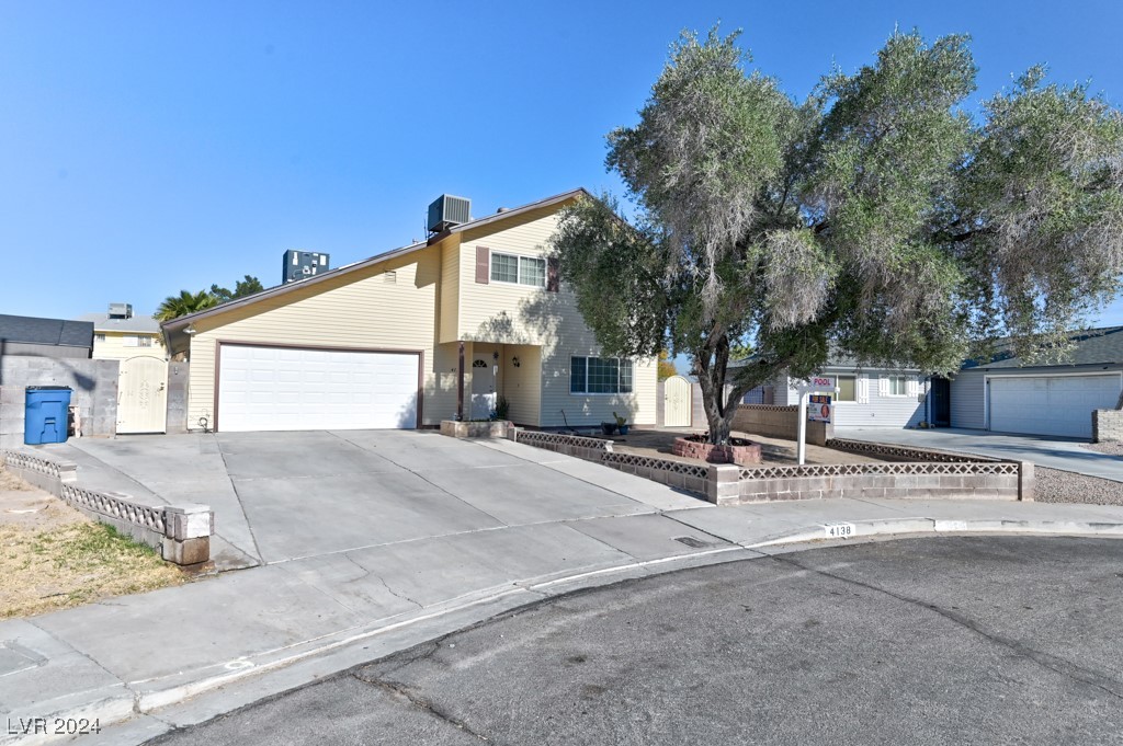 HUGE DRIVEWAY. WITH LOTS OF PARKING SPACES-NEW EXT