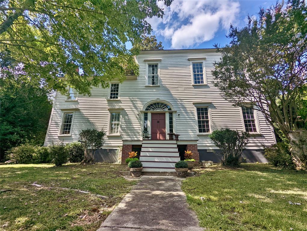 a front view of house with yard