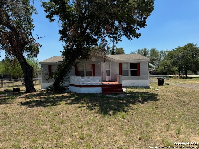 a view of a house with backyard