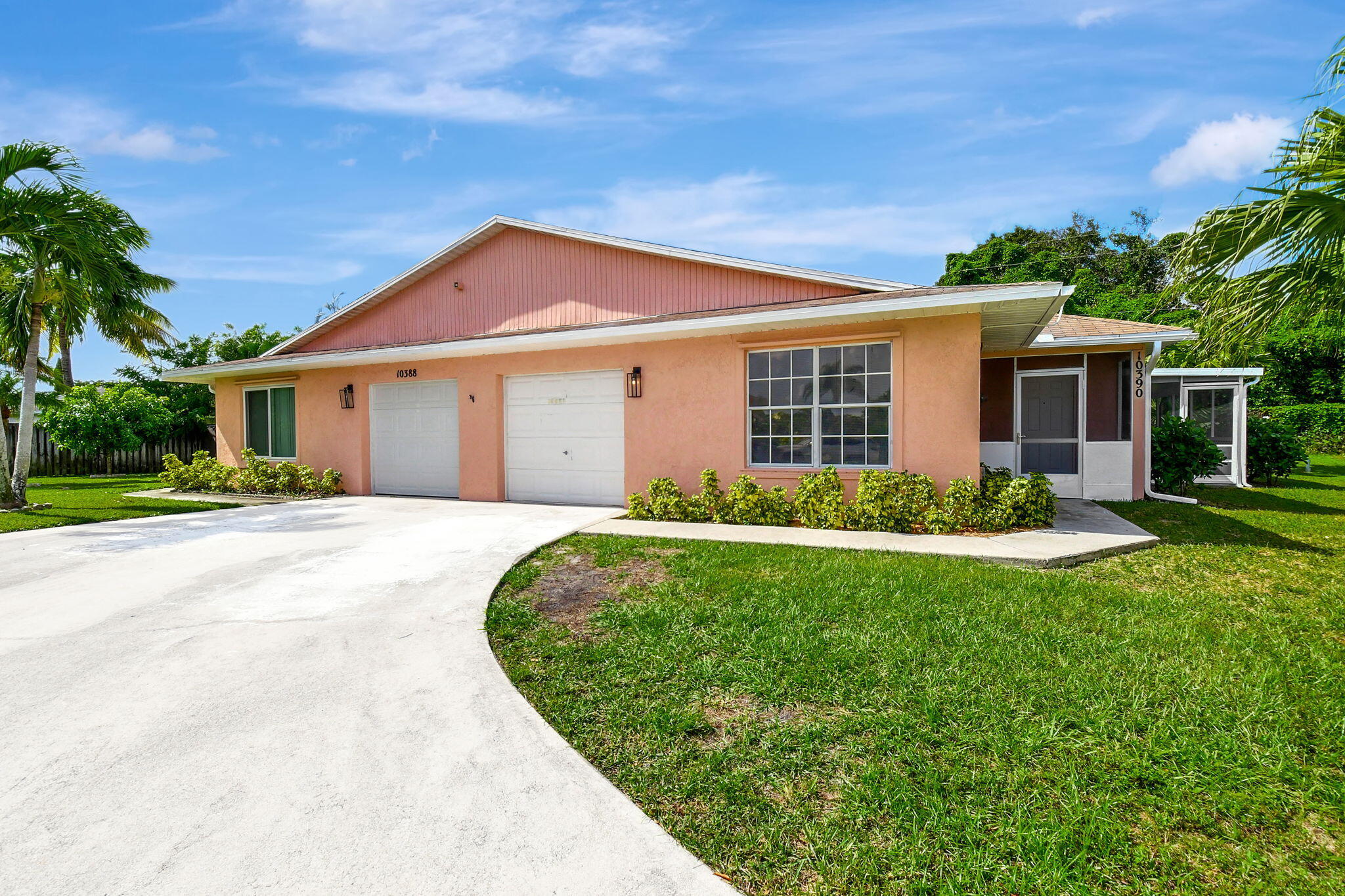 a view of a house with a yard