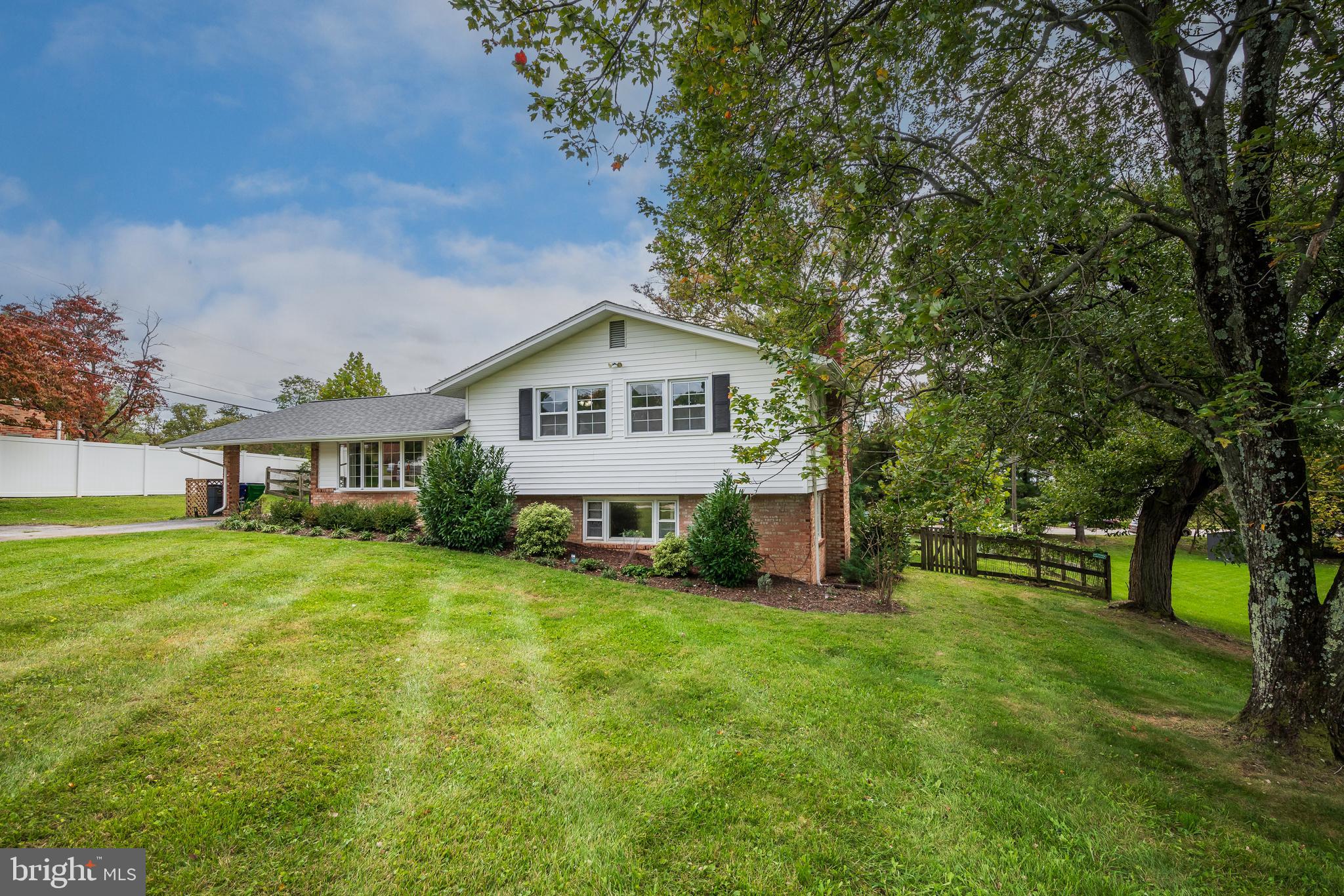 a view of a house with backyard and garden