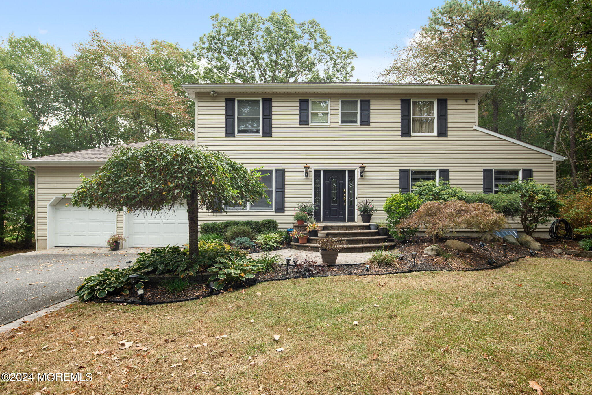 a view of a house with backyard and sitting area