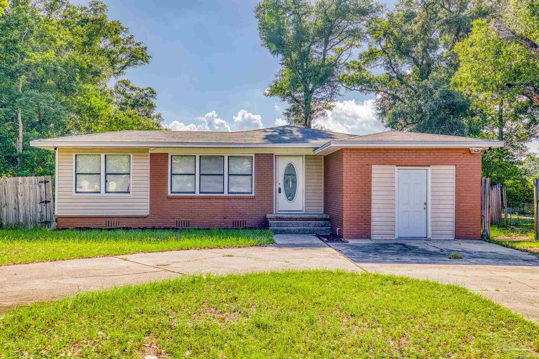 a view of front of a house with a yard