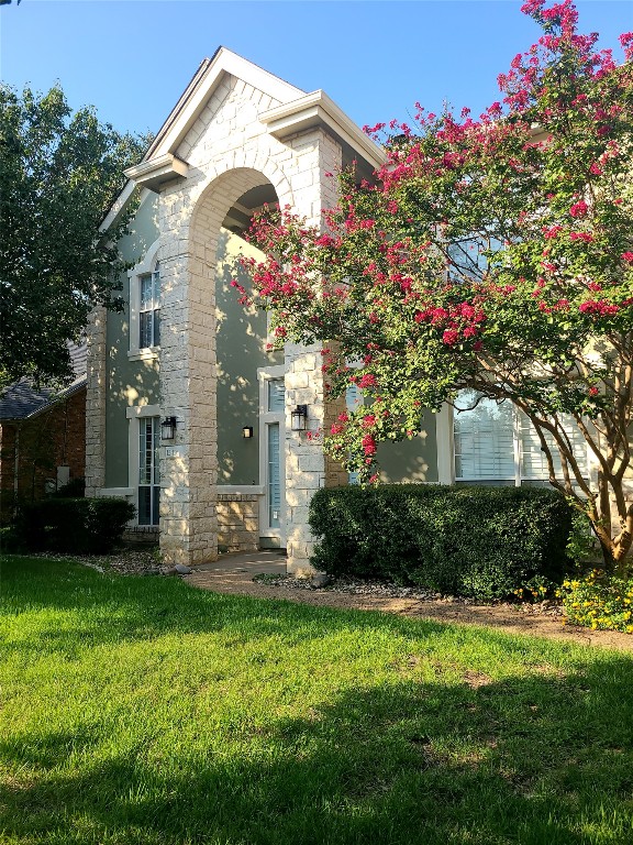 Welcome to 12416 Fairfax Ridge Place in Lake Pointe.