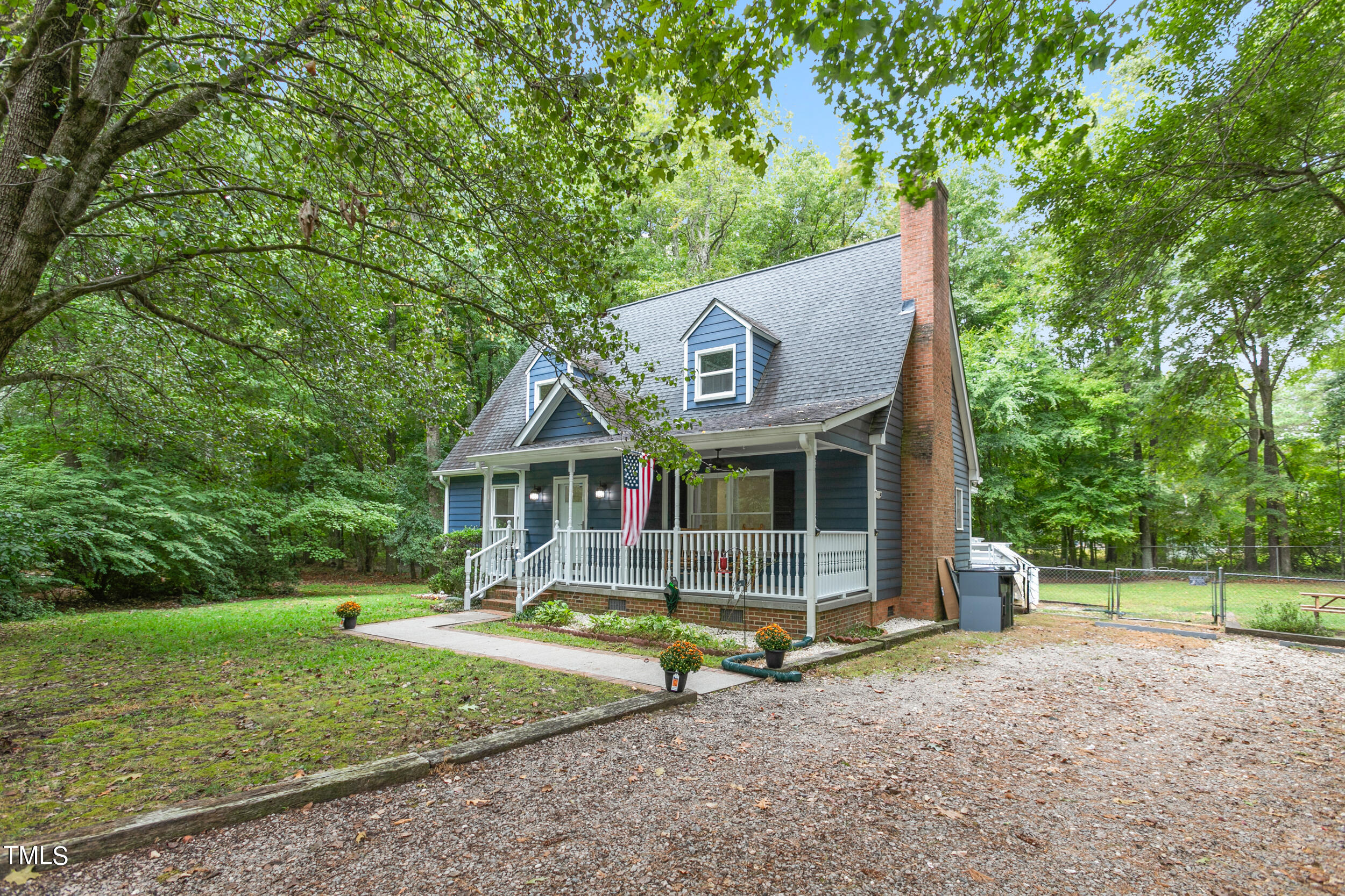 a view of a house with backyard and a tree