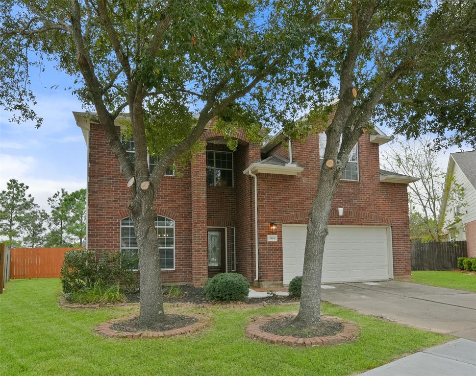 Spacious waterfront home in the prestigious Pearland neighborhood of The Lakes at Highland Glen with amazing waterfront views from your own backyard! Move in condition!