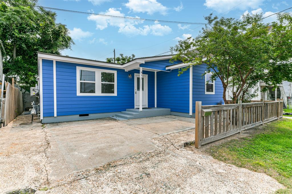 Welcome to 812 38th Street! A bright blue gem in the heart of Galveston Island!  This home has new hardi-board siding and paint!