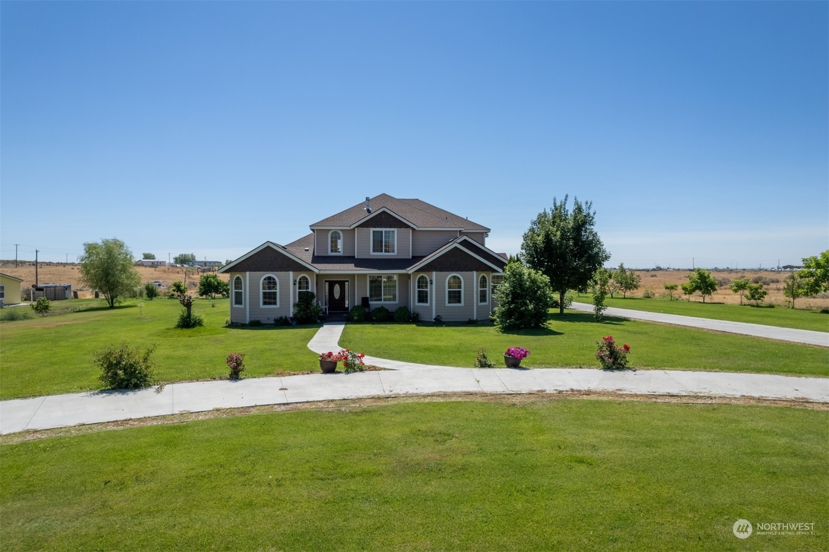 a view of a house with a big yard