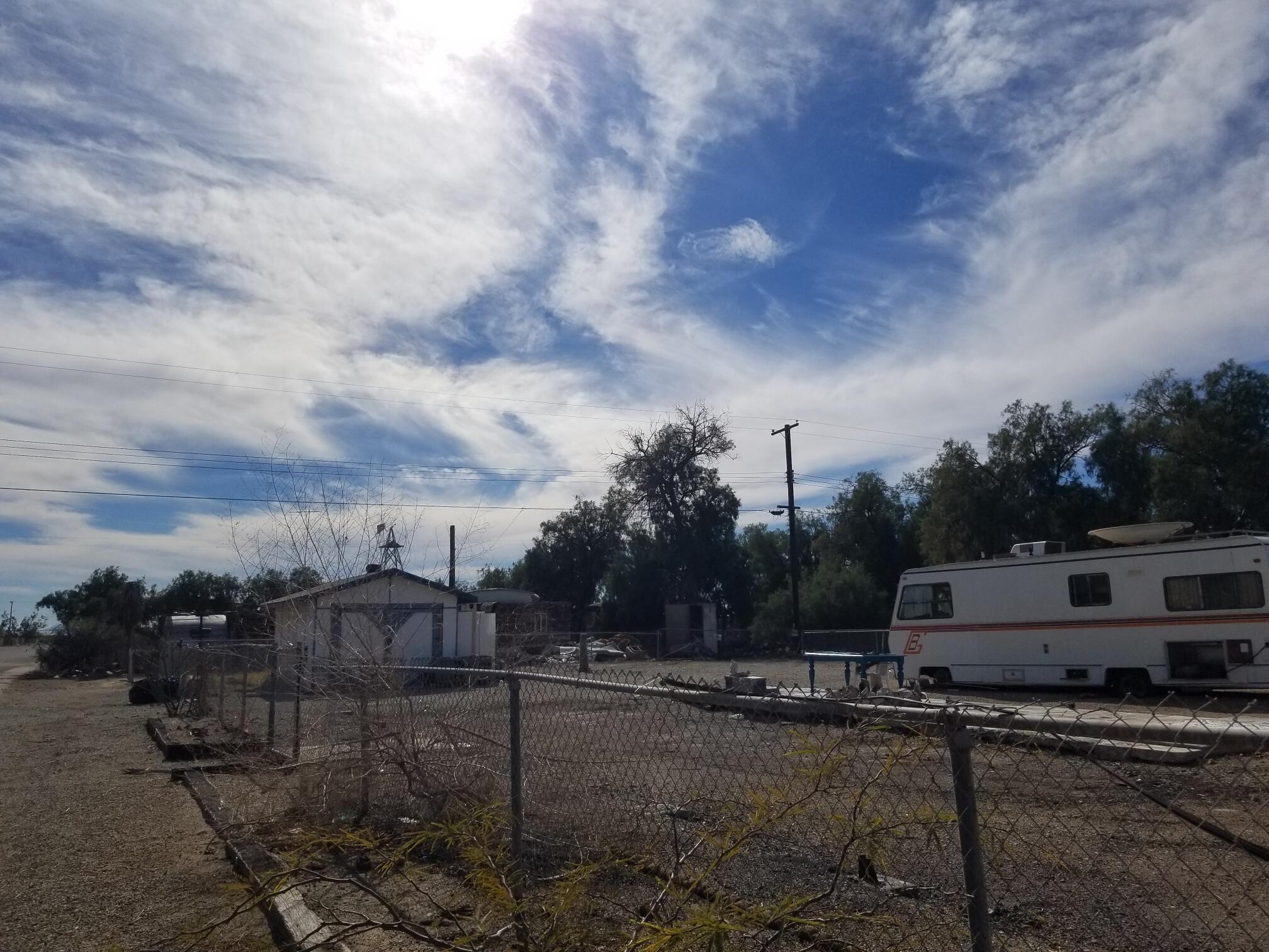 a view of a back yard