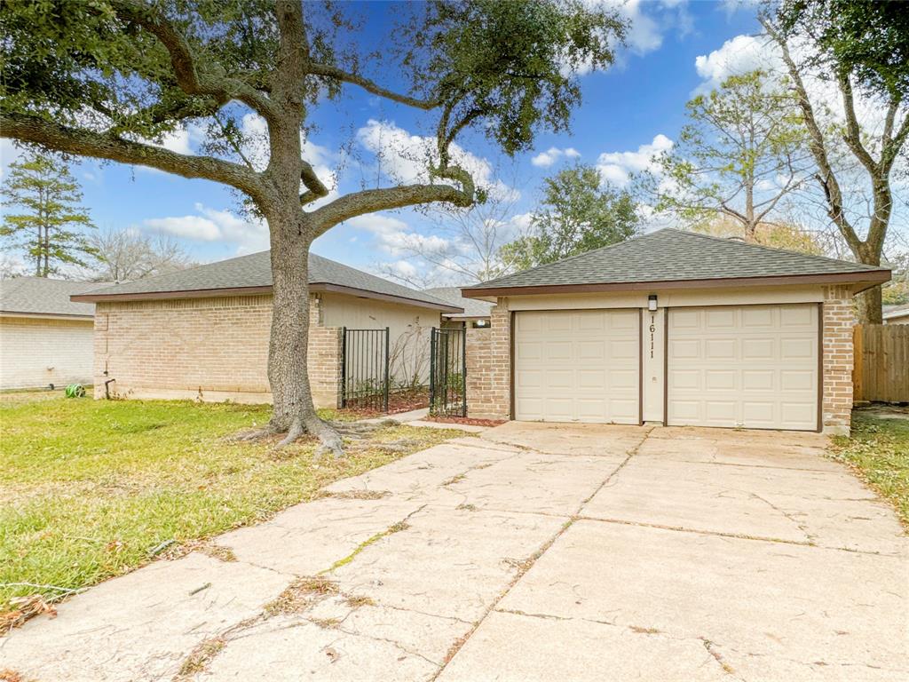 a view of a backyard of the house