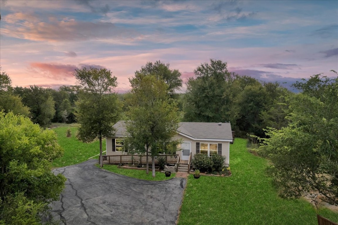 a view of a back yard