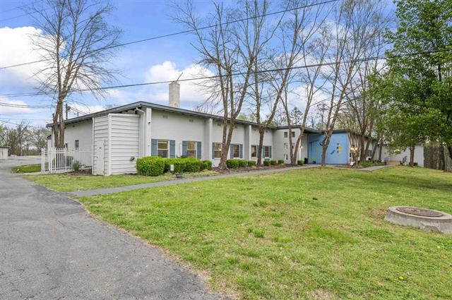 a view of a yard with a house