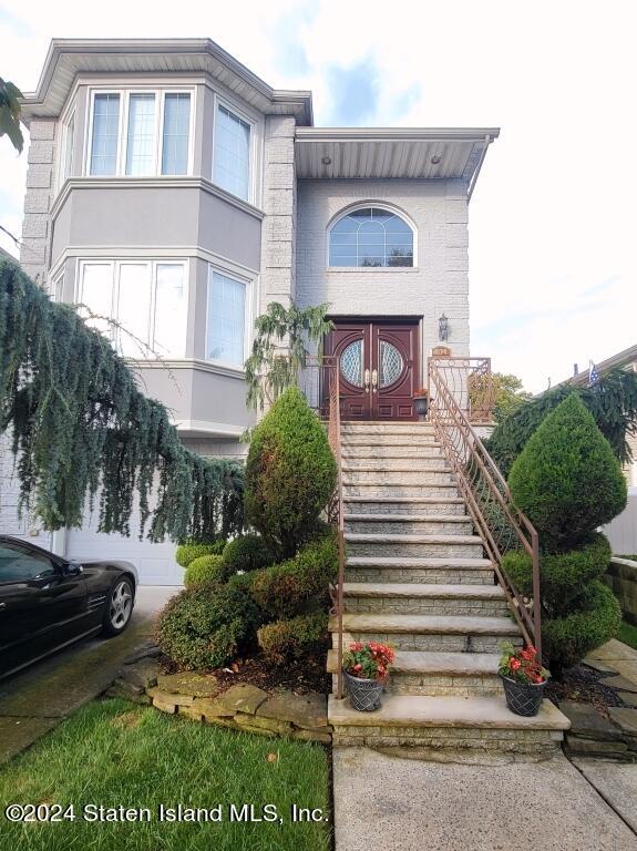 a view of a house with a yard